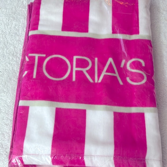 Victoria’s Secret Huge Beach Towels. 4, NWT’s. Each in orig. packaging. - Picture 2 of 4